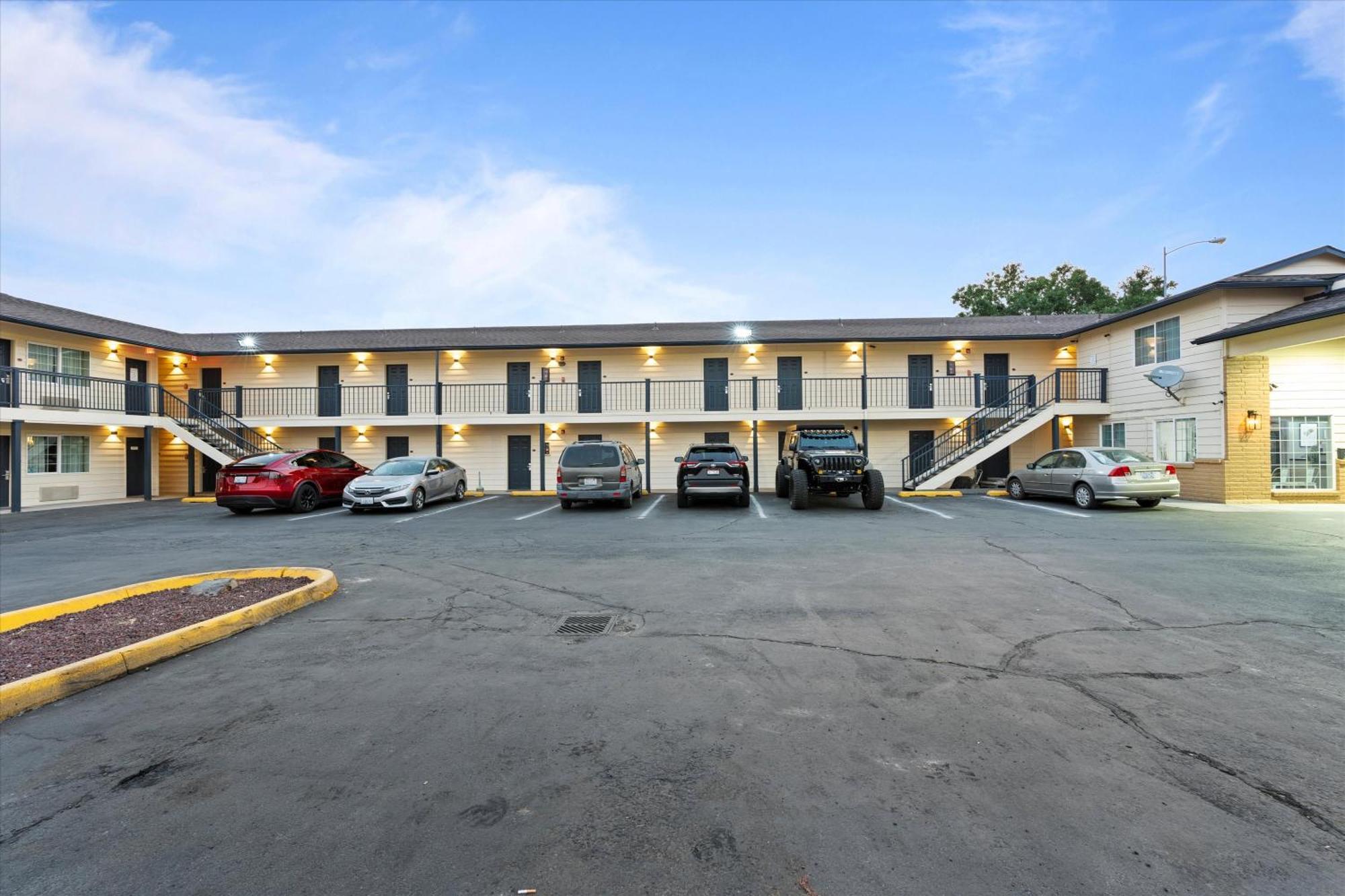 Quincy Inn And Suites المظهر الخارجي الصورة