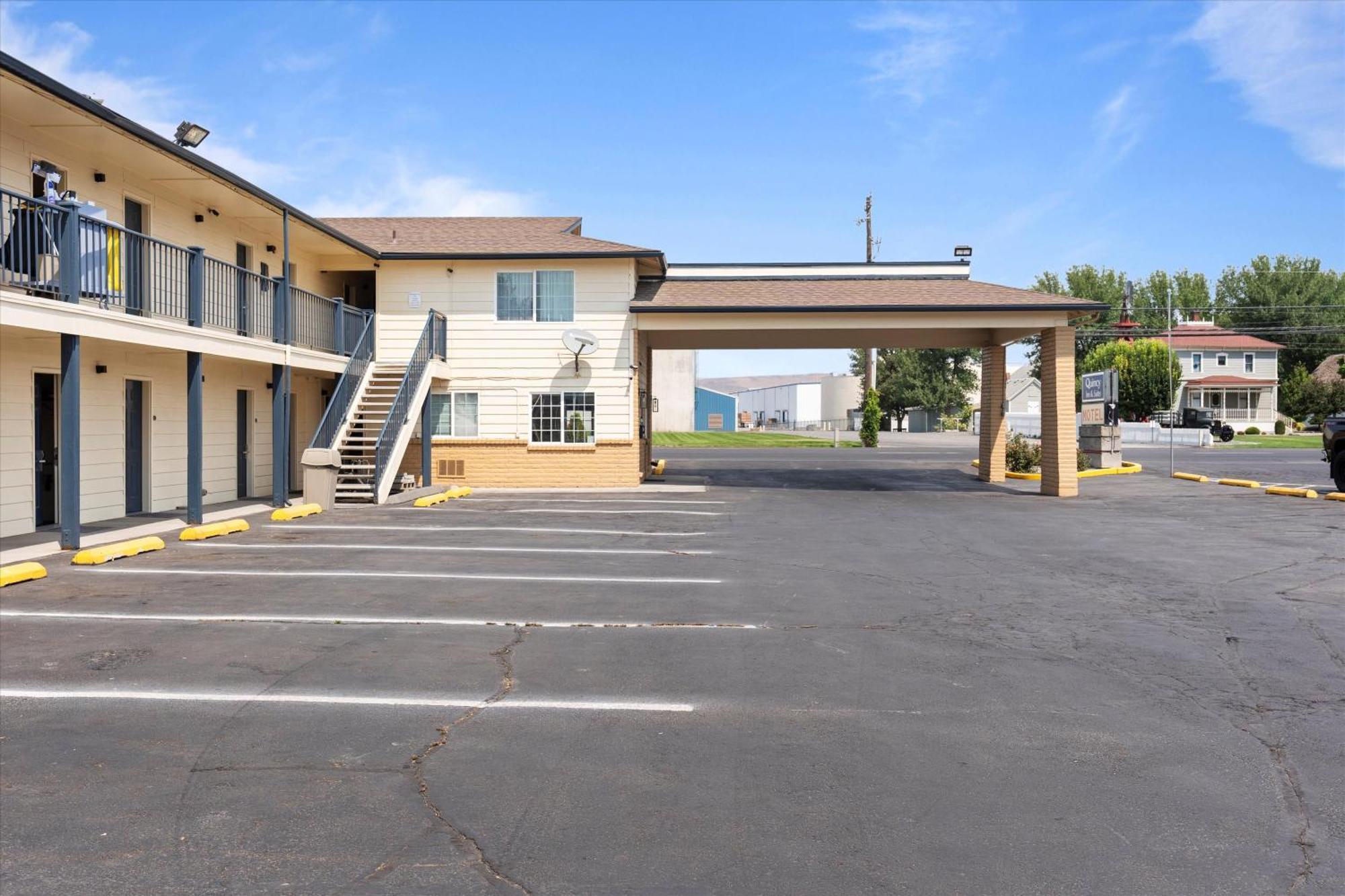 Quincy Inn And Suites المظهر الخارجي الصورة