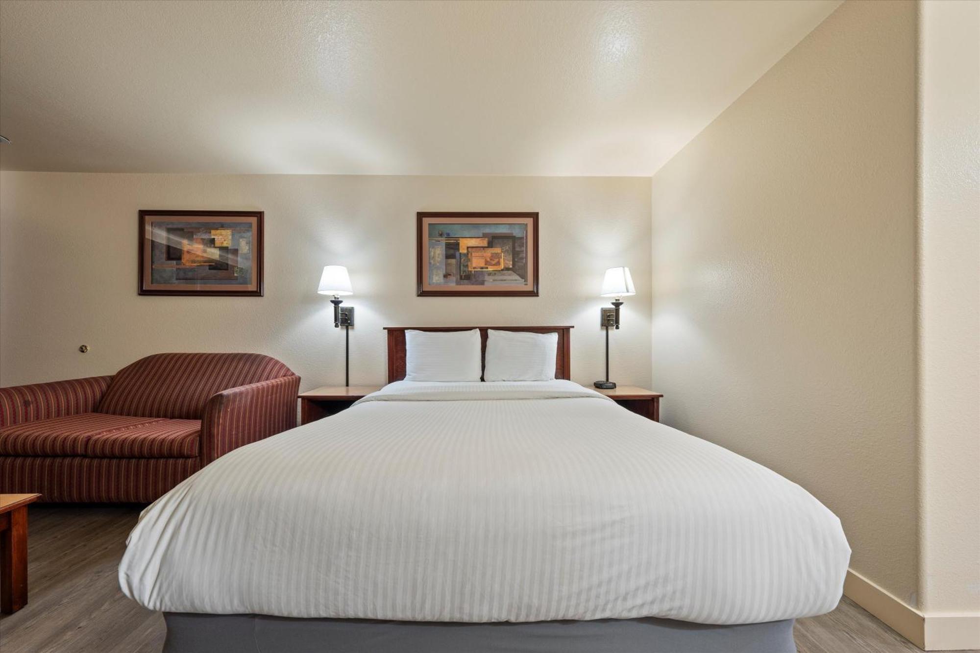 Quincy Inn And Suites المظهر الخارجي الصورة